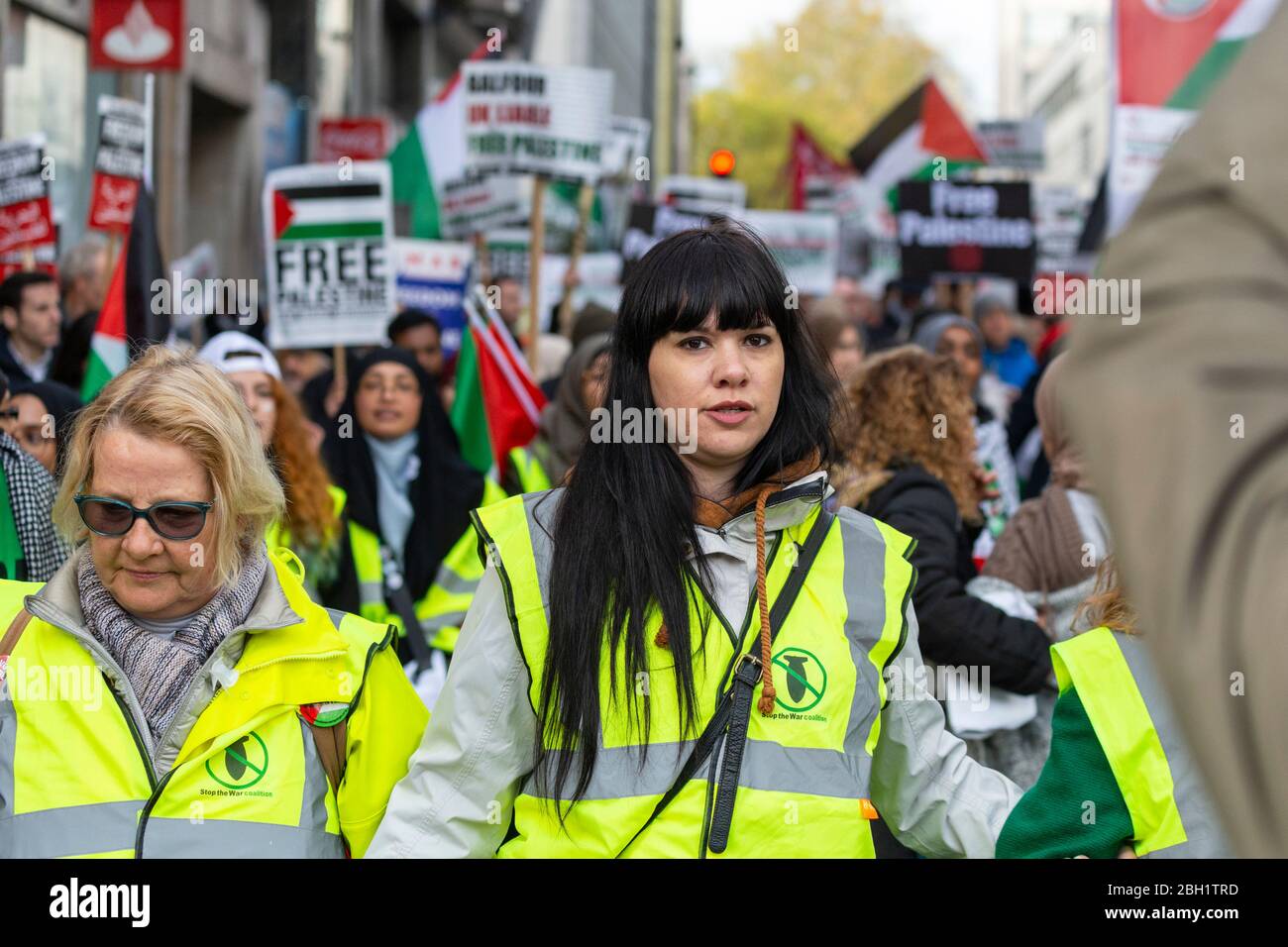 Ritratto di una protesta femminile in giacca ad alta visibilità al National March e Rally 'Justice Now: Rendi giusto per la Palestina', Londra, 2017 Foto Stock