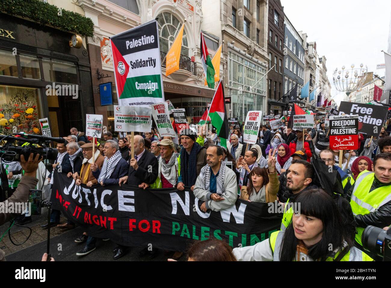 Folla che marciando alla marcia Nazionale e Rally 'Justice Now: Rendi giusto per la Palestina', Londra, 2017 Foto Stock