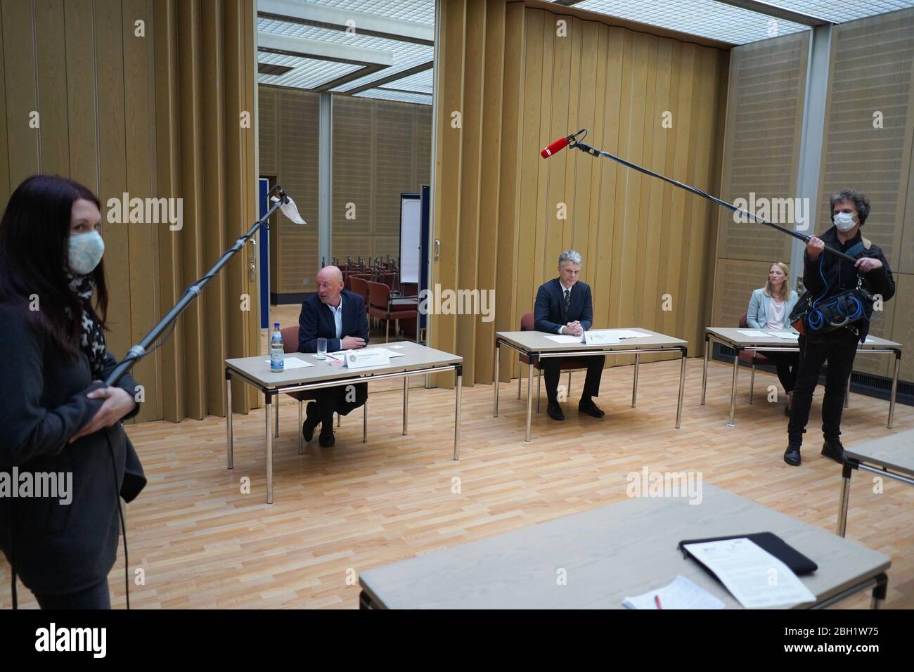 Berlino, Germania. 23 aprile 2020. Jochen Sindberg (back, l-r), direttore dell'indagine penale e capo del dipartimento per la lotta contro la criminalità dei colletti bianchi, Thomas Fels, procuratore senior e capo del dipartimento per la lotta contro il riciclaggio di denaro, Nina Thom, Procura Senior e Capo del Dipartimento per il recupero degli asset, siedono in una conferenza stampa della Procura di Berlino sul tema "lotta contro le frodi in relazione agli aiuti d'urgenza a Corona". Credit: Jörg Carstensen/dpa/Alamy Live News Foto Stock