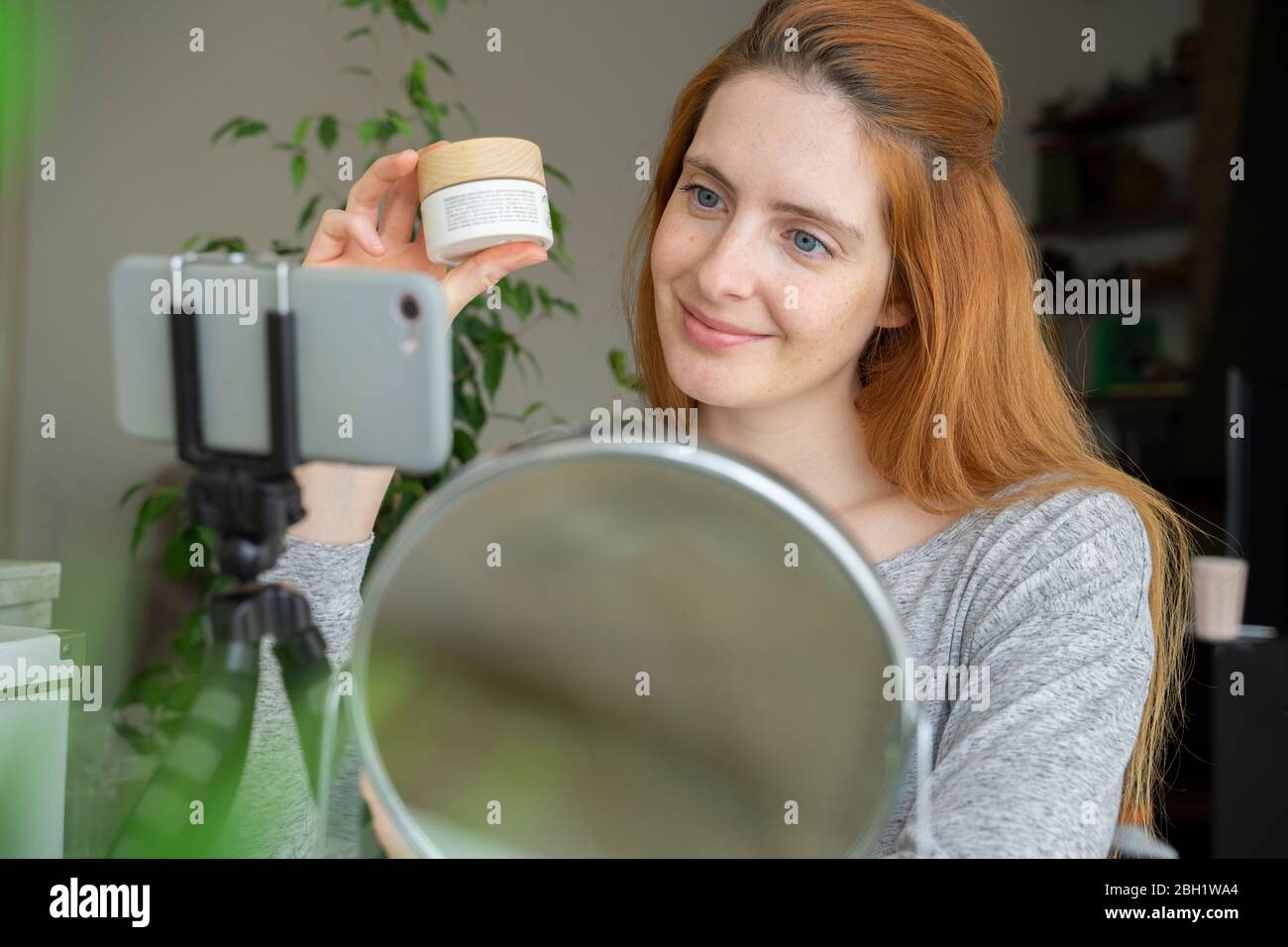 Influencer di bellezza che mostra un prodotto cosmetico Foto Stock