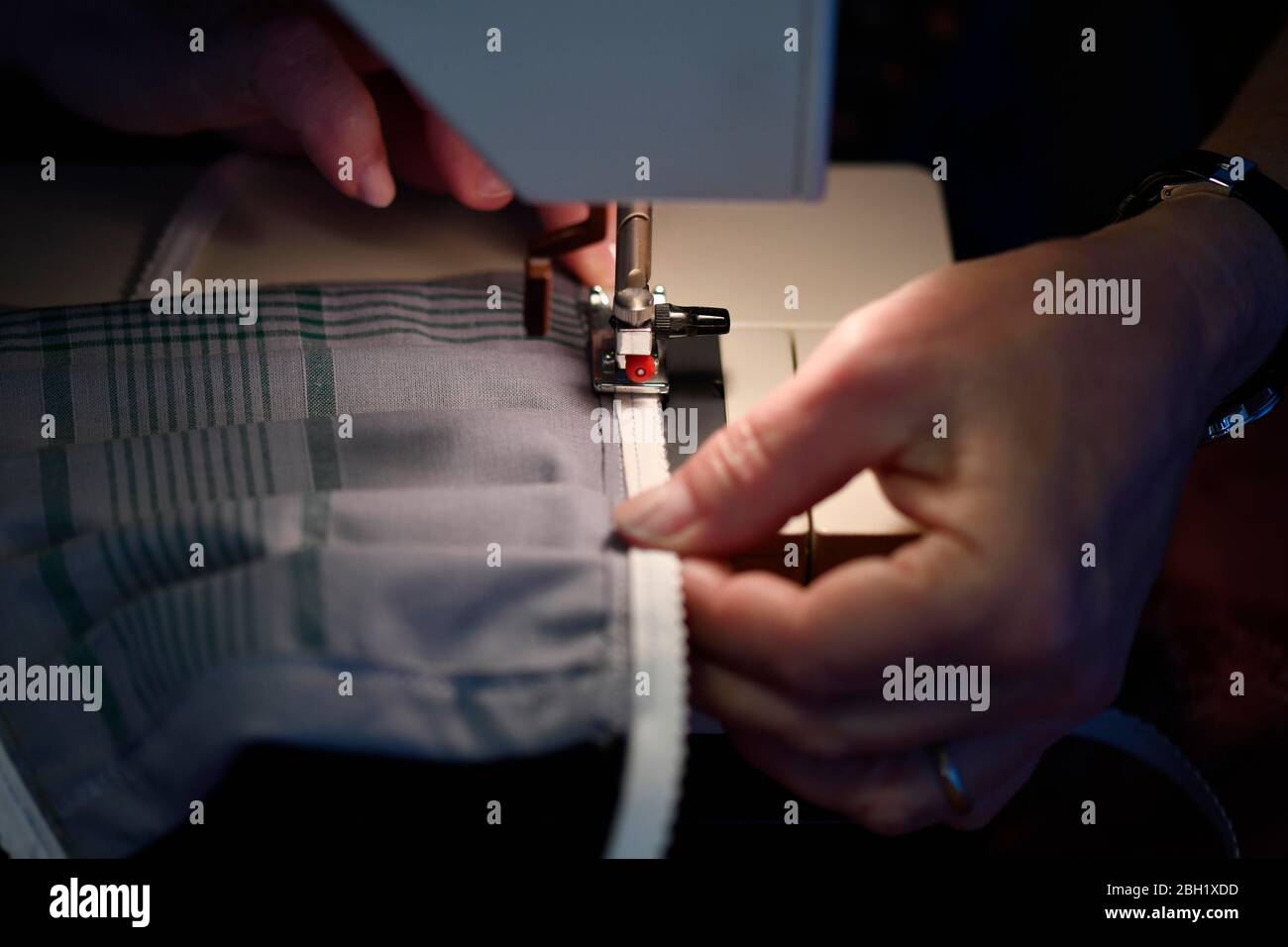 Donna cucita a casa maschere di cotone protettive contro il coronavirus, Sars-cov-2, Covid-19, Germania Foto Stock
