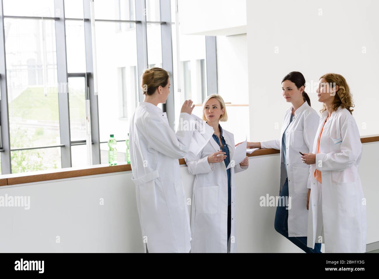 Dottori donne che hanno un incontro di lavoro in ospedale Foto Stock