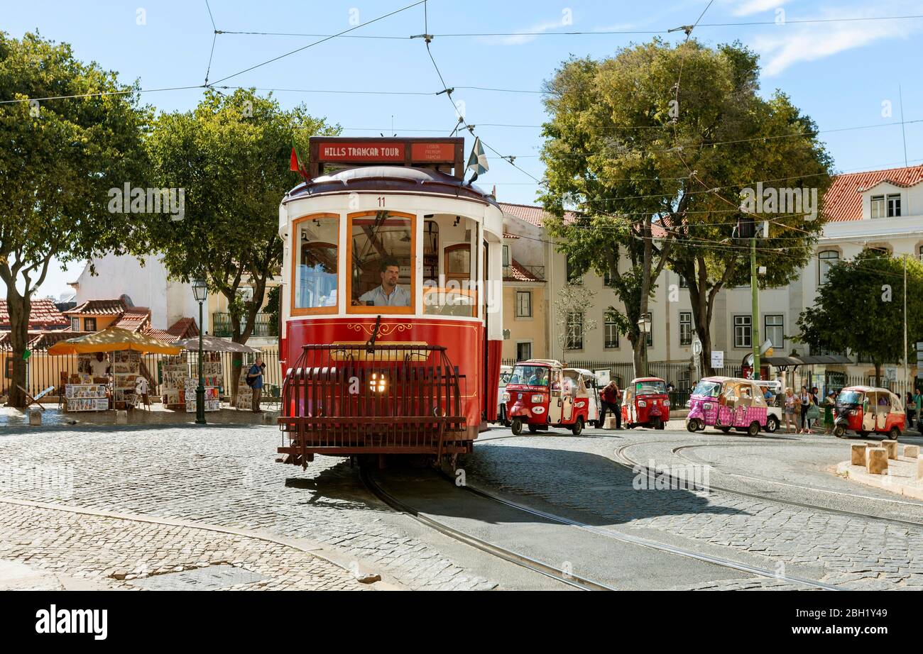 Tram rosso e tuk tuk tuk, Lisbona, Portogallo Foto Stock