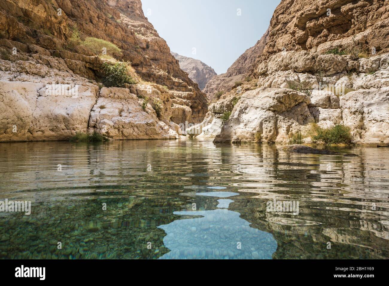 Oman, Ash Sharqiyah North Governorate, alpinismo lungo il fiume a Wadi Shab Foto Stock