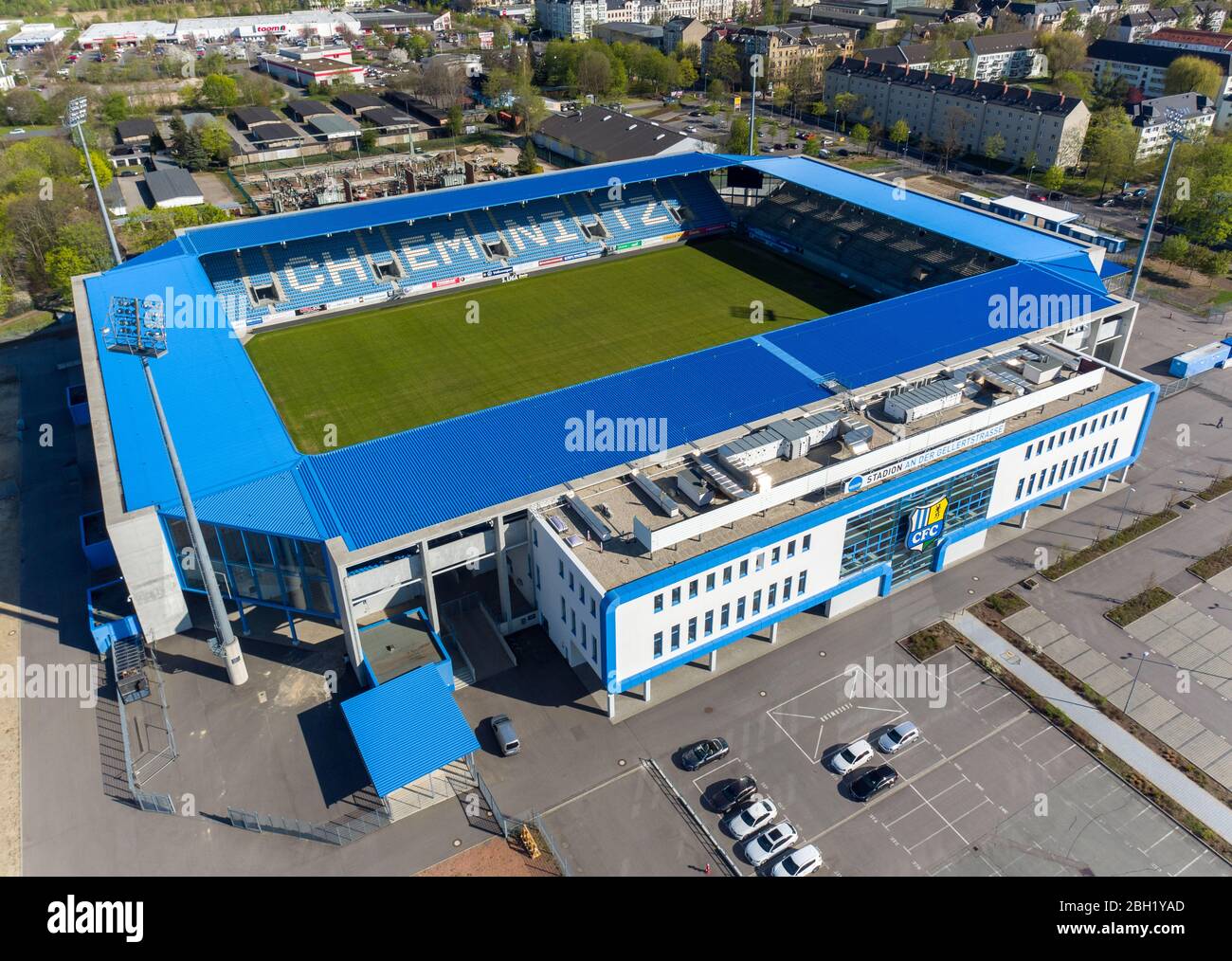 Chemnitz, Germania. 22 aprile 2020. Lo 'Stadion an der Gellertstraße', sede del Chemnitzer FC (CFC). A causa della pandemia di Corona, il gioco nella terza divisione è sospeso fino alla fine di aprile. (Vista aerea con drone) Credit: Jan Woitas/dpa-Zentralbild/ZB/dpa/Alamy Live News Foto Stock