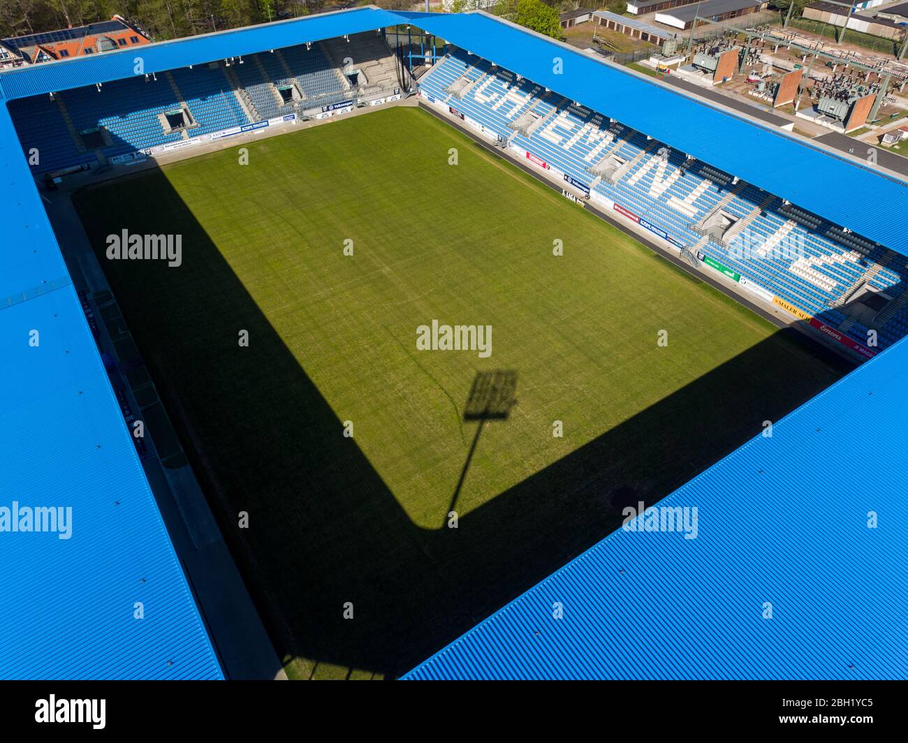 Chemnitz, Germania. 22 aprile 2020. Lo 'Stadion an der Gellertstraße', sede del Chemnitzer FC (CFC). A causa della pandemia di Corona, il gioco nella terza divisione è sospeso fino alla fine di aprile. (Vista aerea con drone) Credit: Jan Woitas/dpa-Zentralbild/ZB/dpa/Alamy Live News Foto Stock