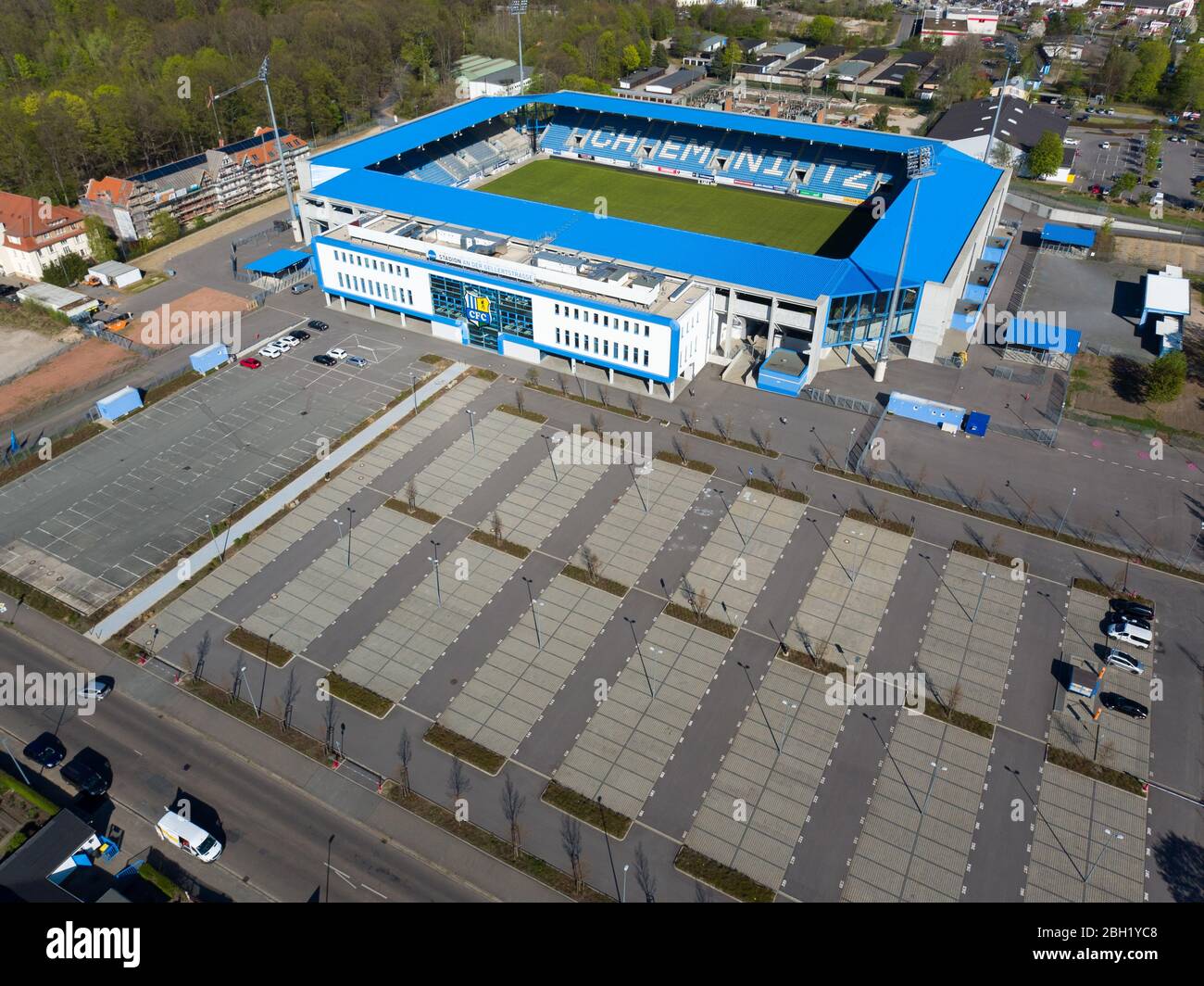 Chemnitz, Germania. 22 aprile 2020. Lo 'Stadion an der Gellertstraße', sede del Chemnitzer FC (CFC). A causa della pandemia di Corona, il gioco nella terza divisione è sospeso fino alla fine di aprile. (Vista aerea con drone) Credit: Jan Woitas/dpa-Zentralbild/ZB/dpa/Alamy Live News Foto Stock