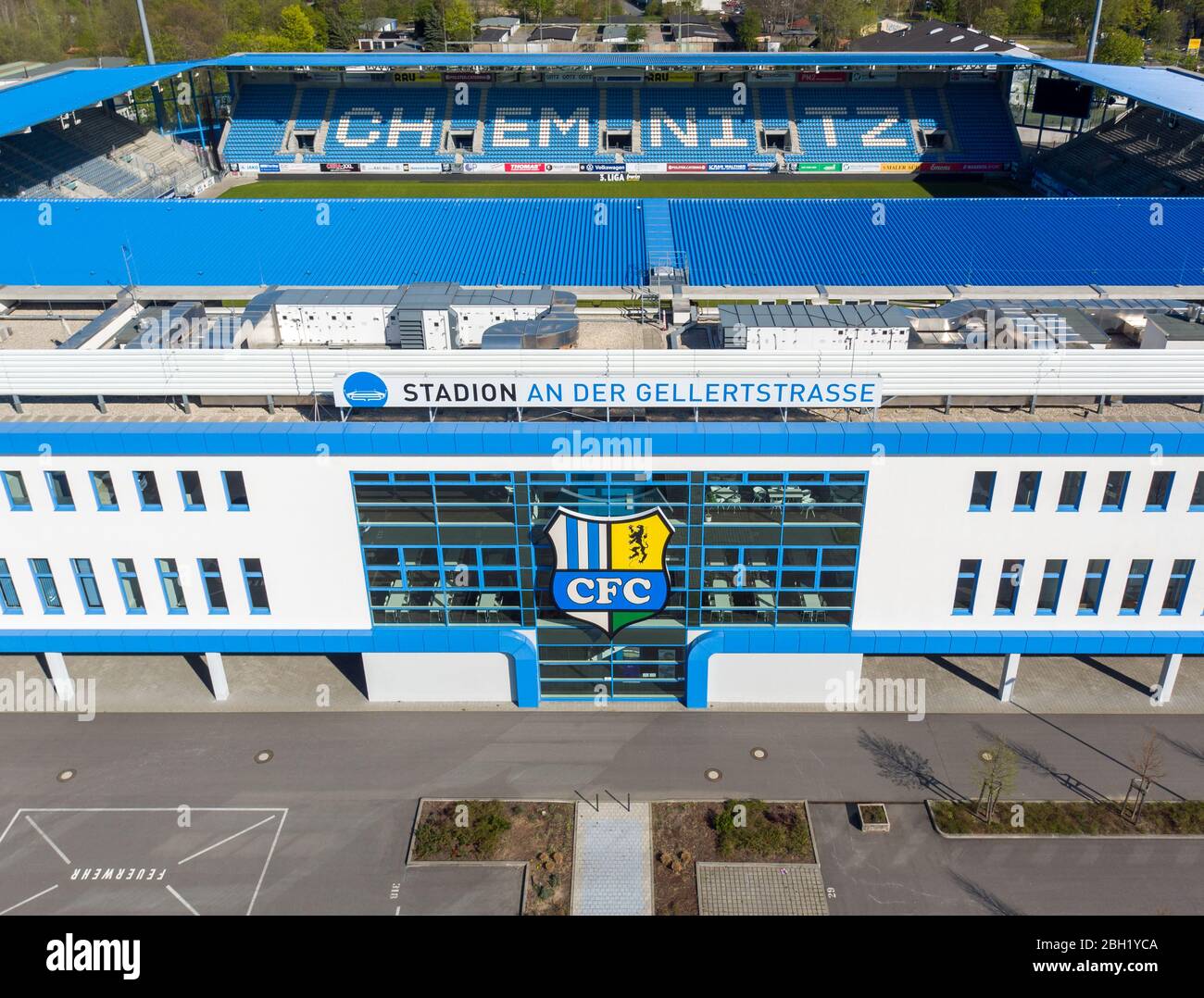 Chemnitz, Germania. 22 aprile 2020. Lo 'Stadion an der Gellertstraße', sede del Chemnitzer FC (CFC). A causa della pandemia di Corona, il gioco nella terza divisione è sospeso fino alla fine di aprile. (Vista aerea con drone) Credit: Jan Woitas/dpa-Zentralbild/ZB/dpa/Alamy Live News Foto Stock