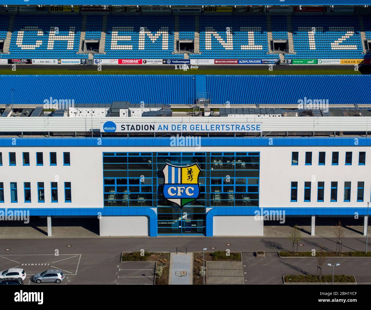 Chemnitz, Germania. 22 aprile 2020. Lo 'Stadion an der Gellertstraße', sede del Chemnitzer FC (CFC). A causa della pandemia di Corona, il gioco nella terza divisione è sospeso fino alla fine di aprile. (Vista aerea con drone) Credit: Jan Woitas/dpa-Zentralbild/ZB/dpa/Alamy Live News Foto Stock