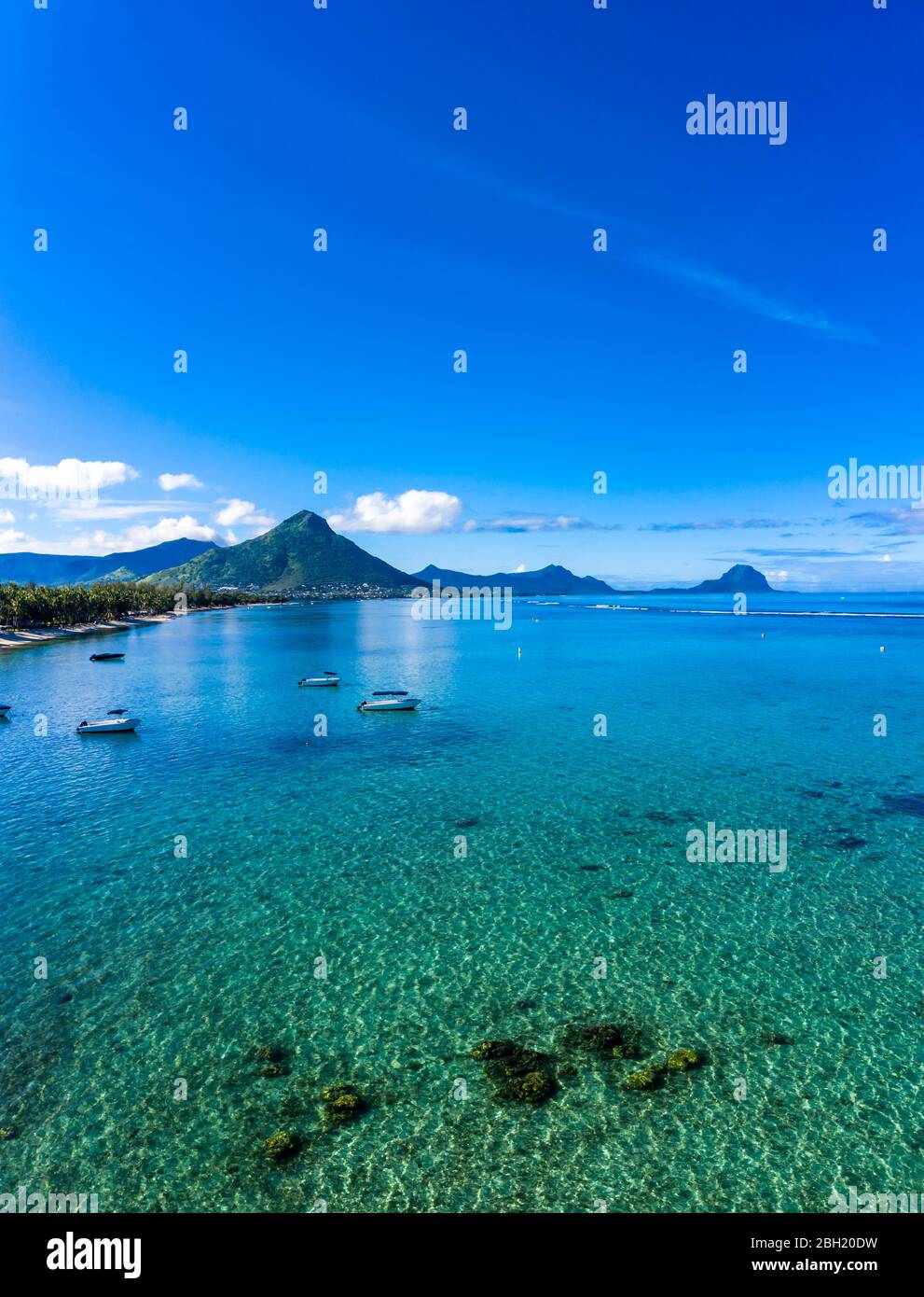 Mauritius, Fiume Nero, Flic-en-Flac, Vista aerea della costa blu dell'Oceano Indiano con la montagna Tourelle du Tamarin sullo sfondo distante Foto Stock