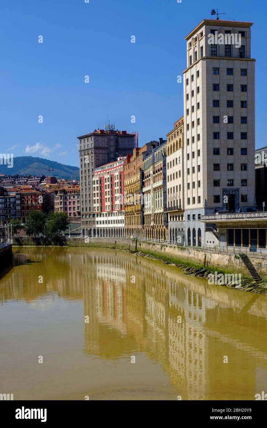 Spagna, Biscaglia, Bilbao, edifici cittadini lungo il canale del fiume Nervion Foto Stock Spagna, Biscaglia, Bilbao, edifici cittadini lungo il canale del fiume Nervion Foto Stock
