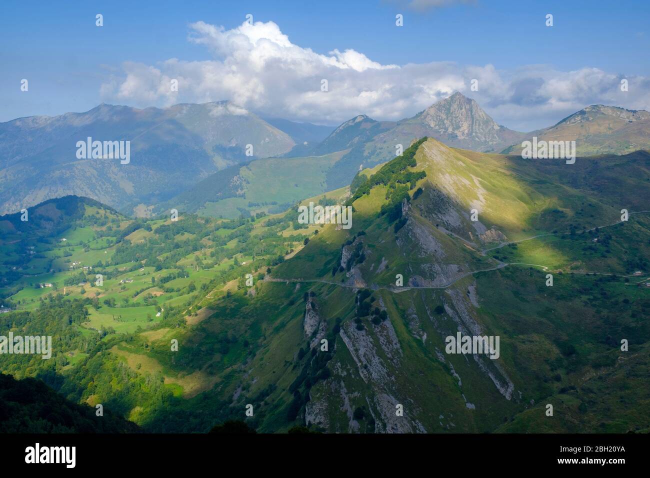 Francia, Hautes-Pyrenees, paesaggio di montagna scenico tra col du Soulor e col dAubisque passi di montagna Foto Stock