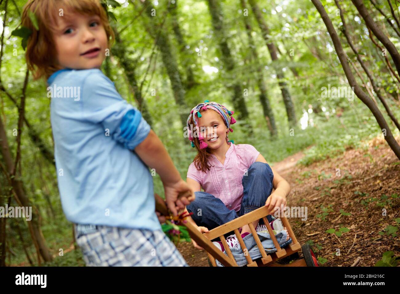 Bambini che giocano nella foresta Foto Stock