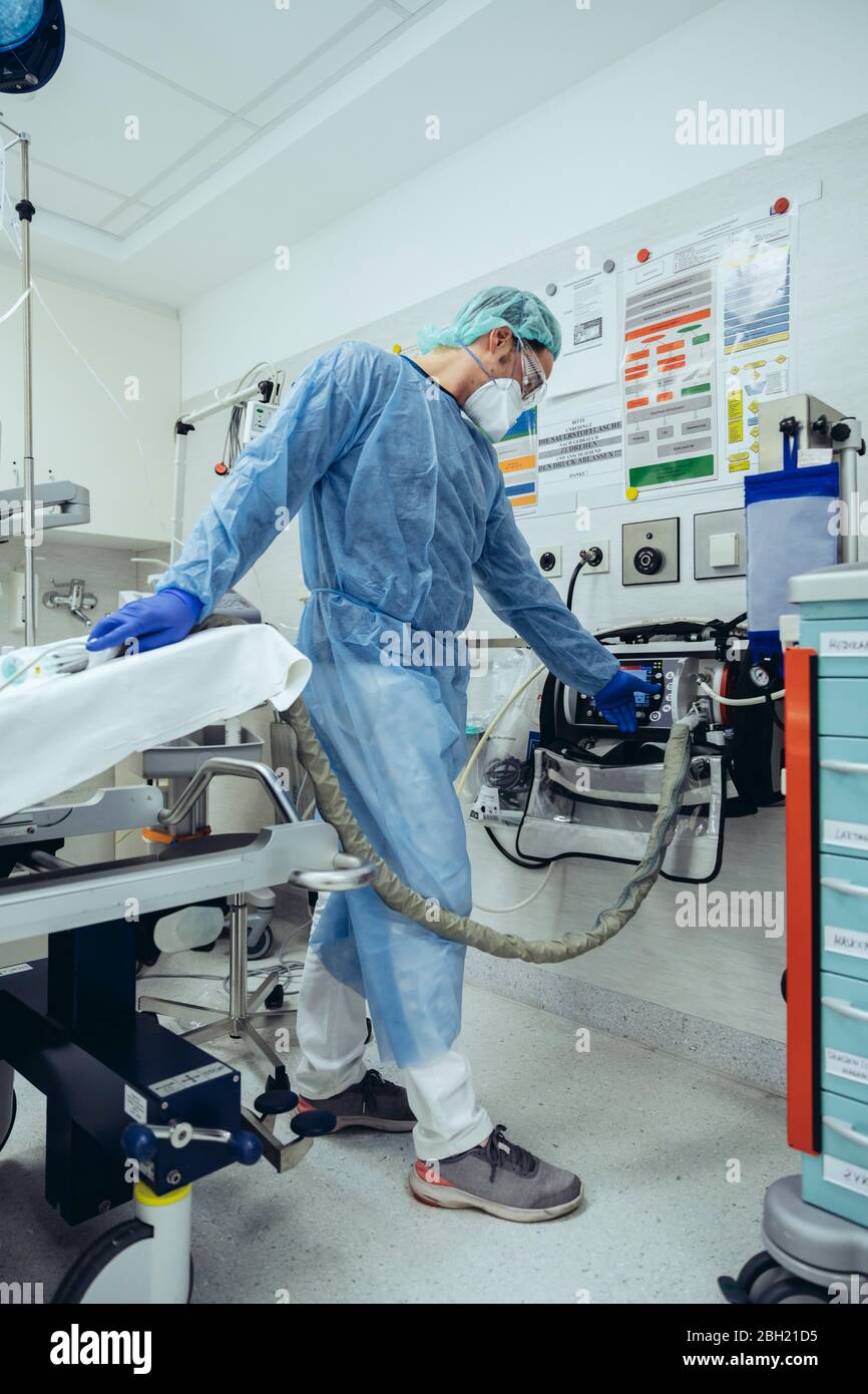 Medico in pronto soccorso di un ospedale con apparecchiature respiratorie Foto Stock