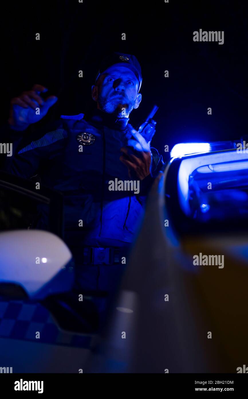 Poliziotto in missione di emergenza Foto Stock