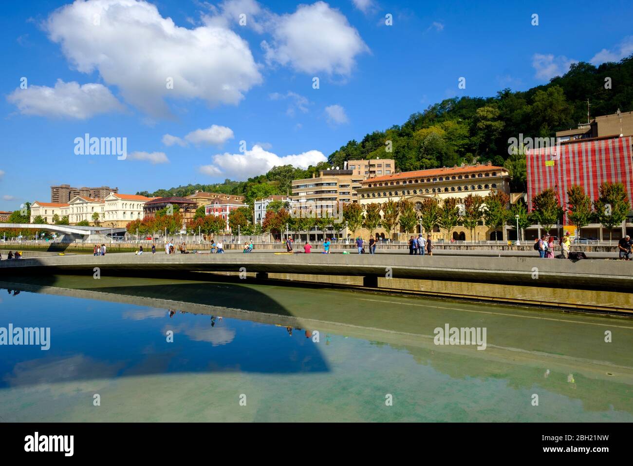 Spagna, Biscaglia, Bilbao, passeggiata lungo il fiume Nervion Foto Stock Spagna, Biscaglia, Bilbao, passeggiata lungo il fiume Nervion Foto Stock