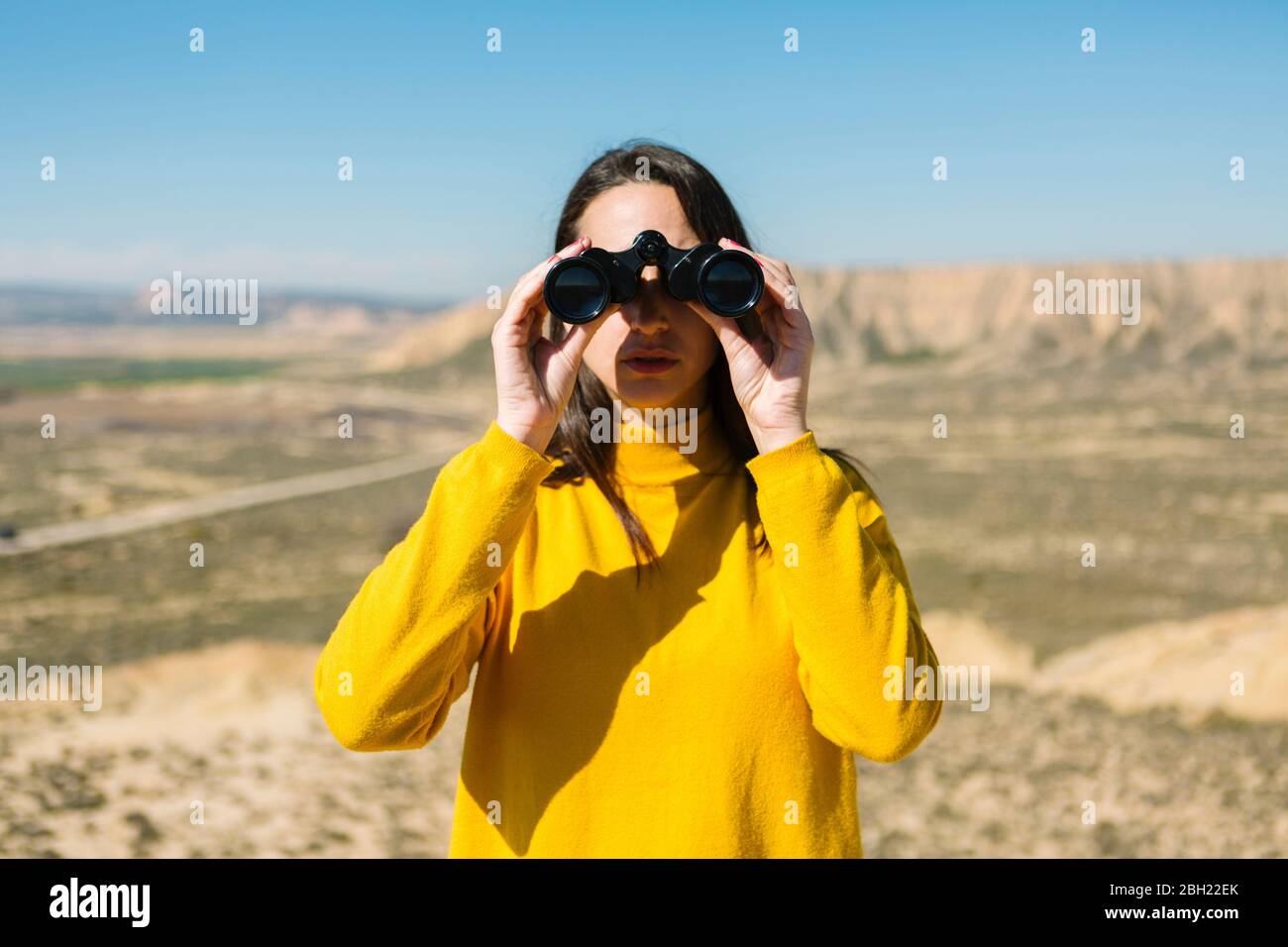 Ritratto di una donna con binocoli, Bardenas Reales, Arguedas, Navarra, Spagna Foto Stock