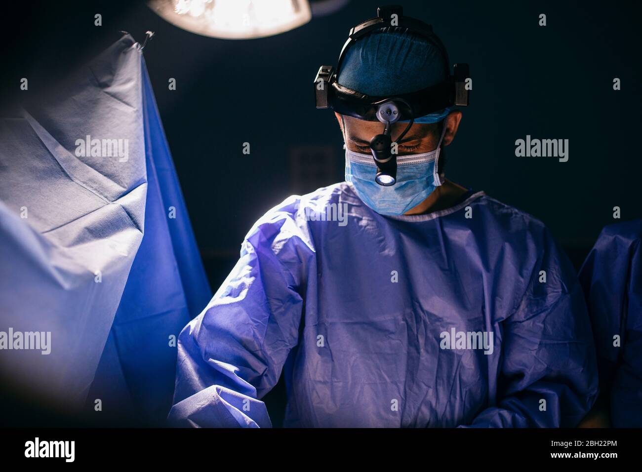 Il chirurgo durante un intervento Foto Stock