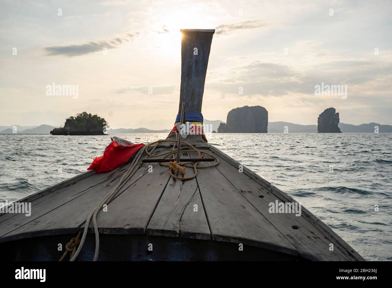 Gita in barca sul mare al tramonto, Ko Yao Yai, Thailandia Foto Stock