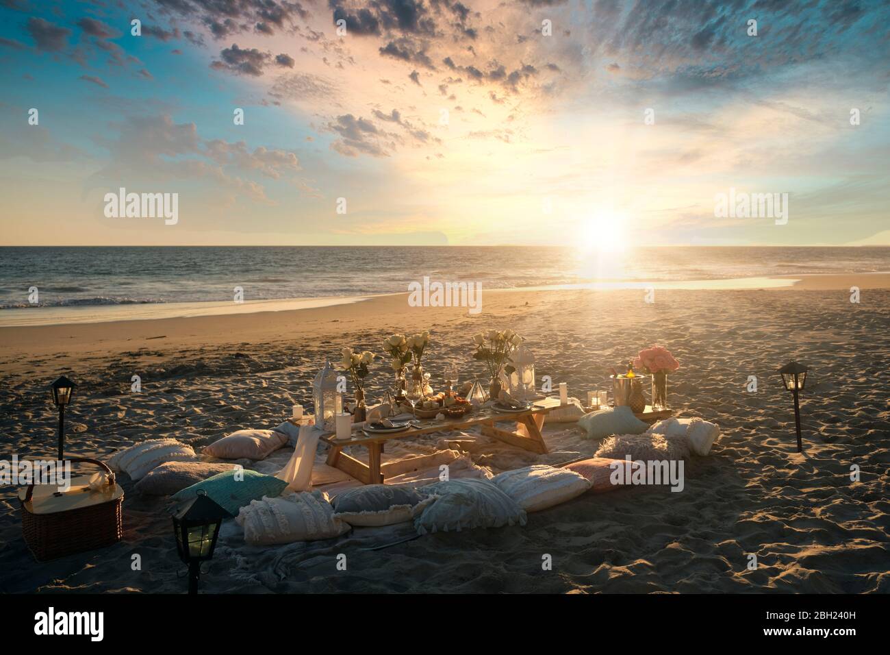 Posto posto sul tavolo da pranzo alla spiaggia contro il cielo durante il bel tramonto, Nayarit, Messico Foto Stock
