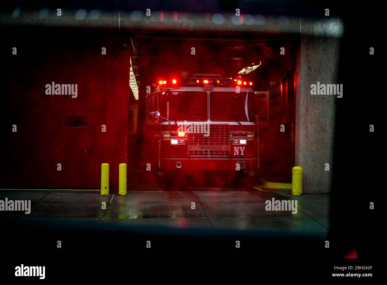 USA, New York City, motore antincendio in partenza per un'emergenza Foto Stock