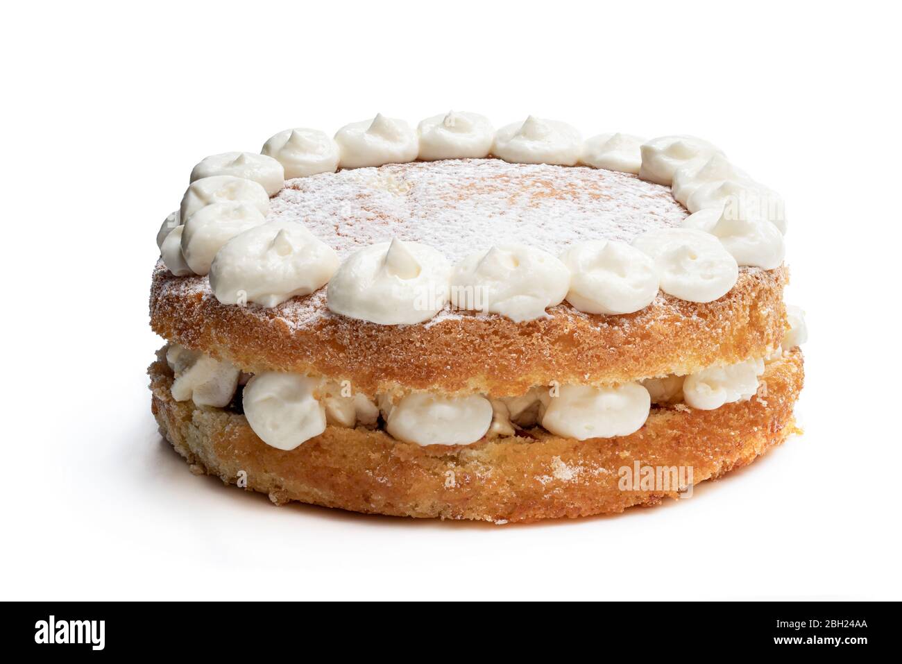 Torta di Spagna Victoria con panna montata sulla parte superiore isolata su bianco Foto Stock