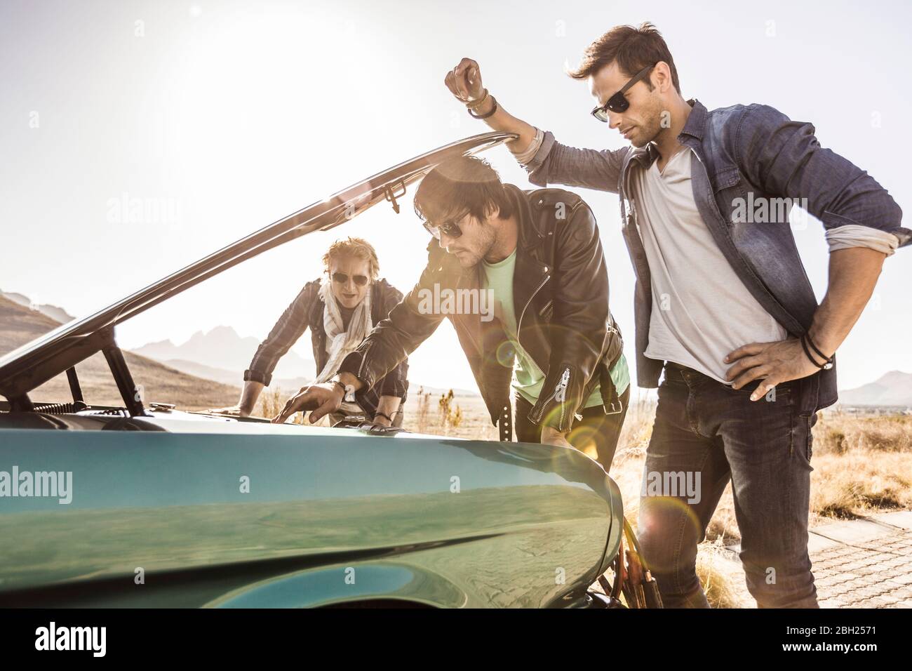 Amici in viaggio in auto che hanno un guasto Foto Stock