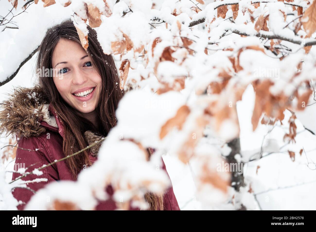 Ritratto di felice giovane donna godendo la natura in inverno Foto Stock
