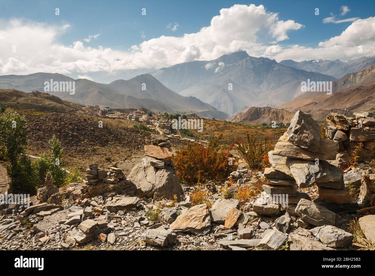 Paesaggio Himalayano, cairns sullo sfondo delle catene montuose e villaggio di Ranipauwa. Vista dal Monastero di Muktinath, Lower Mustang, Nepal Foto Stock