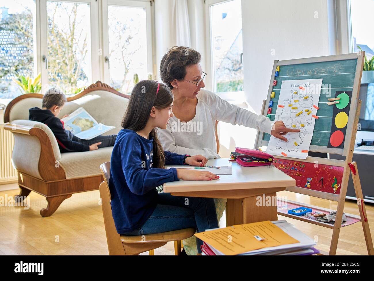 Madre casa istruendo sua figlia Foto Stock