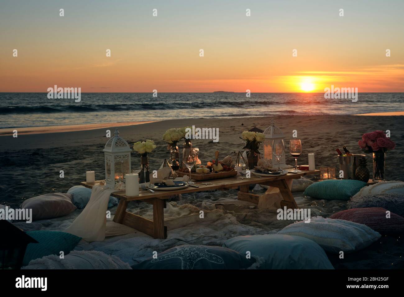 Posto posto sul tavolo da pranzo alla spiaggia contro il cielo arancione durante il bel tramonto, Nayarit, Messico Foto Stock