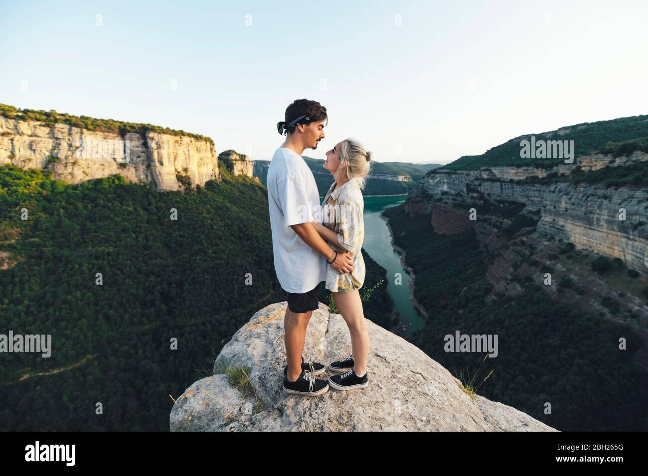 Giovane coppia innamorata in piedi su ViewPoint, Sau Reservoir, Catalogna, Spagna Foto Stock