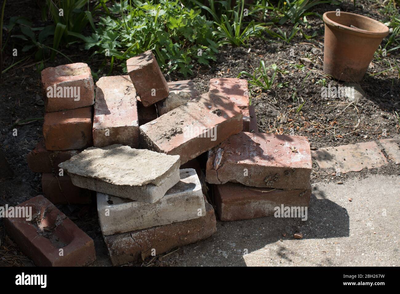 Una collezione di mattoni di argilla usati in un giardino Foto Stock