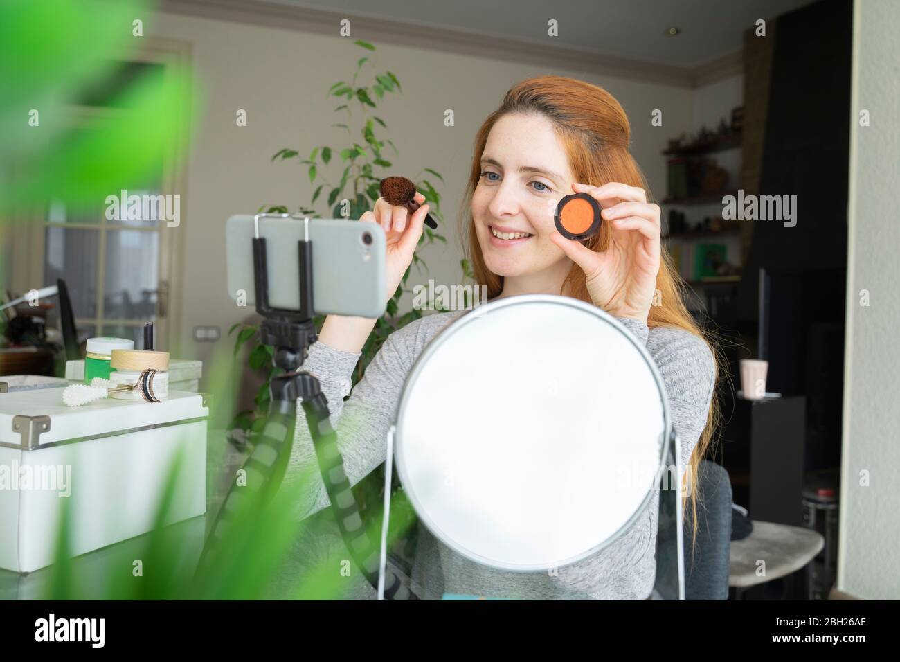 Influencer di bellezza che mostra un prodotto cosmetico Foto Stock