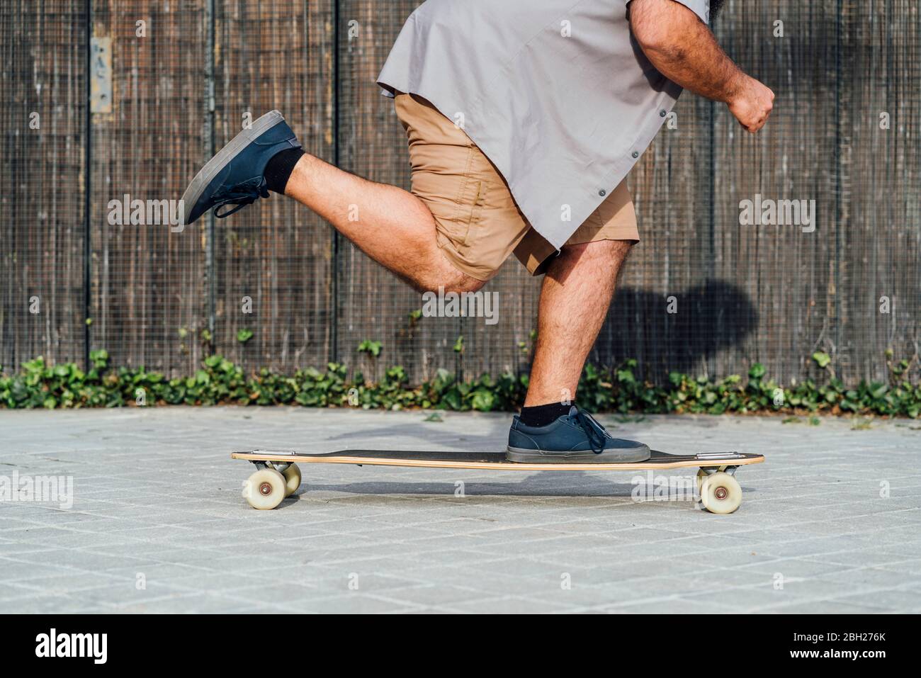 Vista rifilata dello skateboard uomo maturo Foto Stock