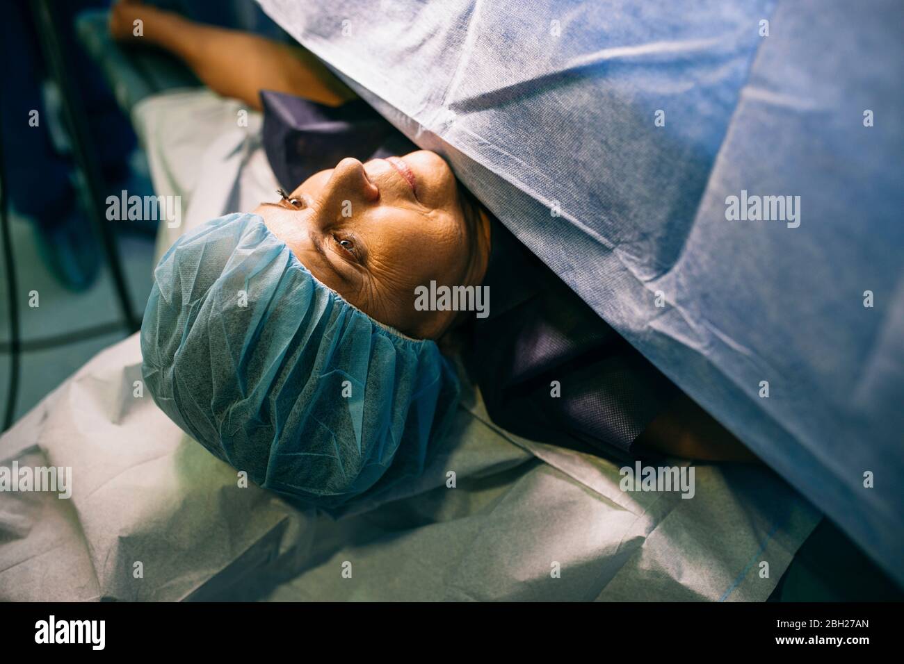 Paziente prima dell'intervento in sala operatoria Foto Stock