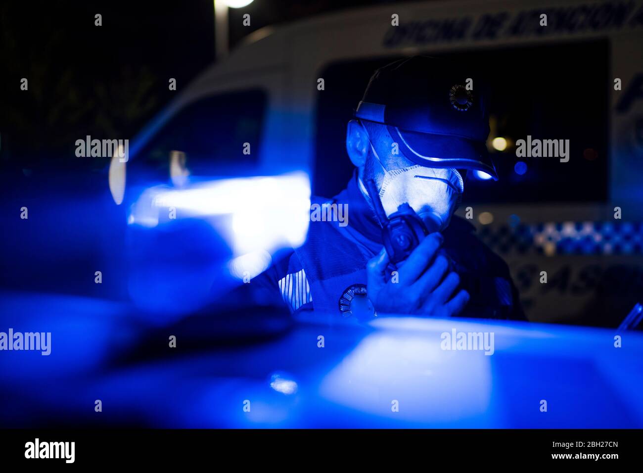Polizia in una missione di emergenza, Madrid, Spagna Foto Stock
