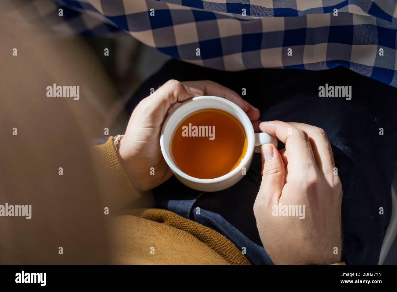 Persona che beve tè, vista elevata Foto Stock
