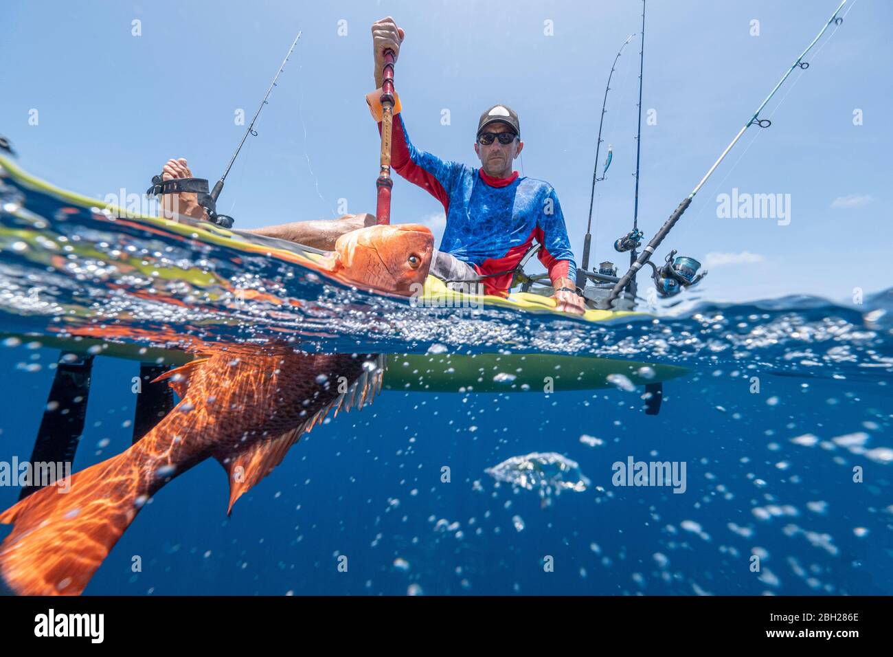 Il Pescatore Ha Fuso La Canna Da Pesca in Acqua Di Fiume O Del Lago Uomo  Con L'attrezzatura Di Filatura Nello Stile Di Vita Sano Immagine Stock -  Immagine di maschio, attività