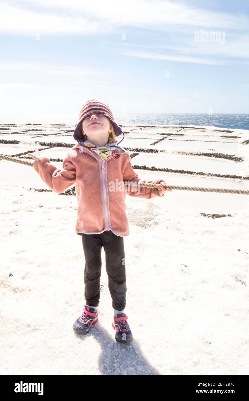 Bambina in piedi davanti a saline, Fuencaliente, la Palma, Spagna Foto Stock