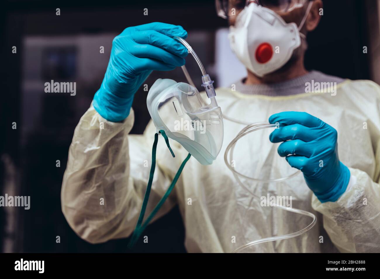 Operatore sanitario che tiene una maschera respiratoria per ventilatori Foto Stock