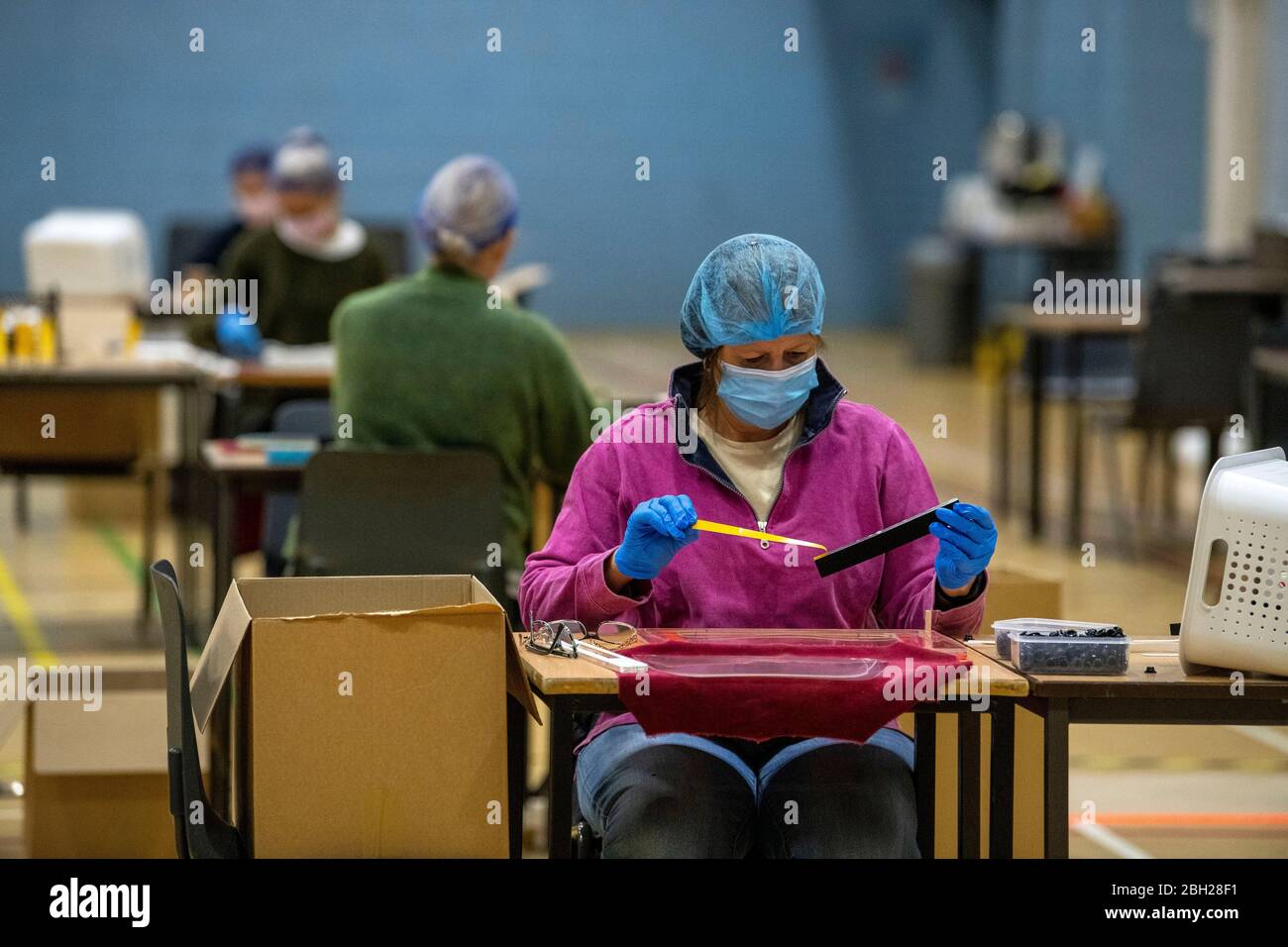 Un'iniziativa volontaria di produzione PPE, istituita in una sala sportiva della scuola a Bath, Somerset, durante la pandemia di coronavirus. Foto Stock