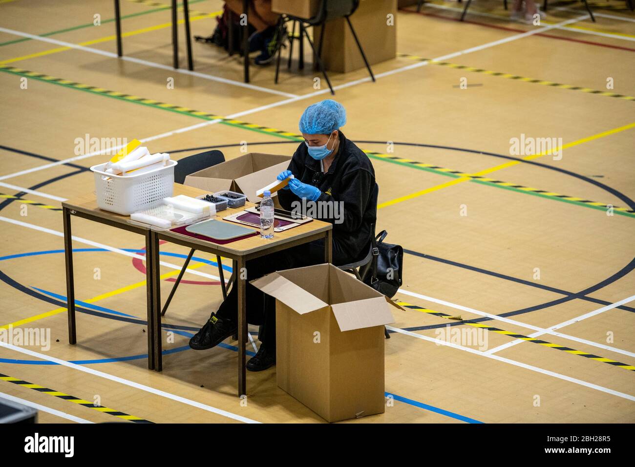 Un'iniziativa volontaria di produzione PPE, istituita in una sala sportiva della scuola a Bath, Somerset, durante la pandemia di coronavirus. Foto Stock
