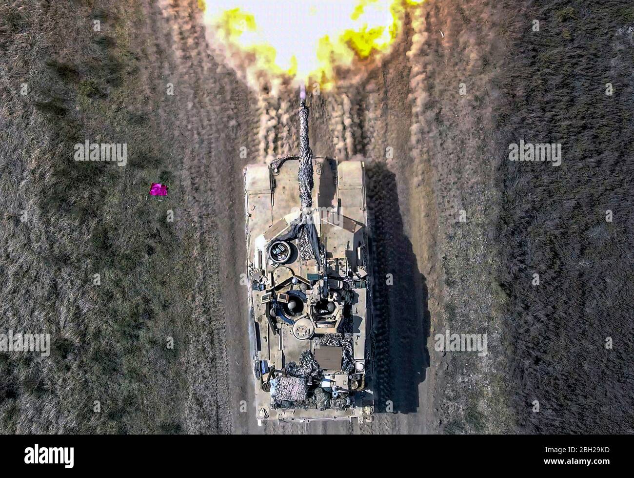 Soldati dell'esercito degli Stati Uniti con il secondo Armored Brigade Combat Team sparare una conchiglia da un canone serbatoio M1 Abrams durante l'addestramento di competenza alla gamma Konotop 18 aprile 2020 nella zona di addestramento di Drawsko-Pomorskie, Polonia. Foto Stock