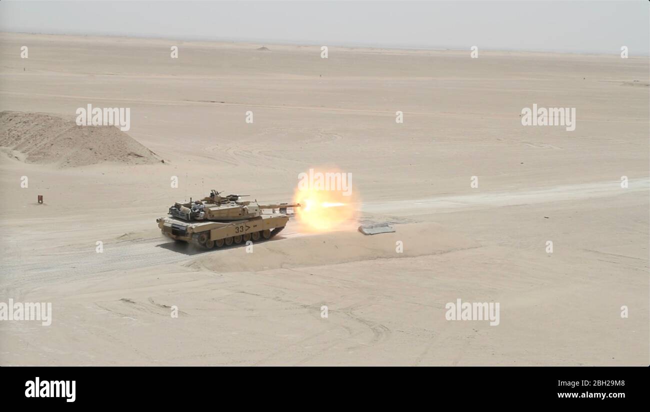 Soldati dell'esercito degli Stati Uniti con il 30 ° Armored Brigade Combat Team sparare una conchiglia da un canone M1A2 Abrams Tank durante l'addestramento di competenza a Camp Buehring 22 aprile 2020 in Kuwait. Foto Stock