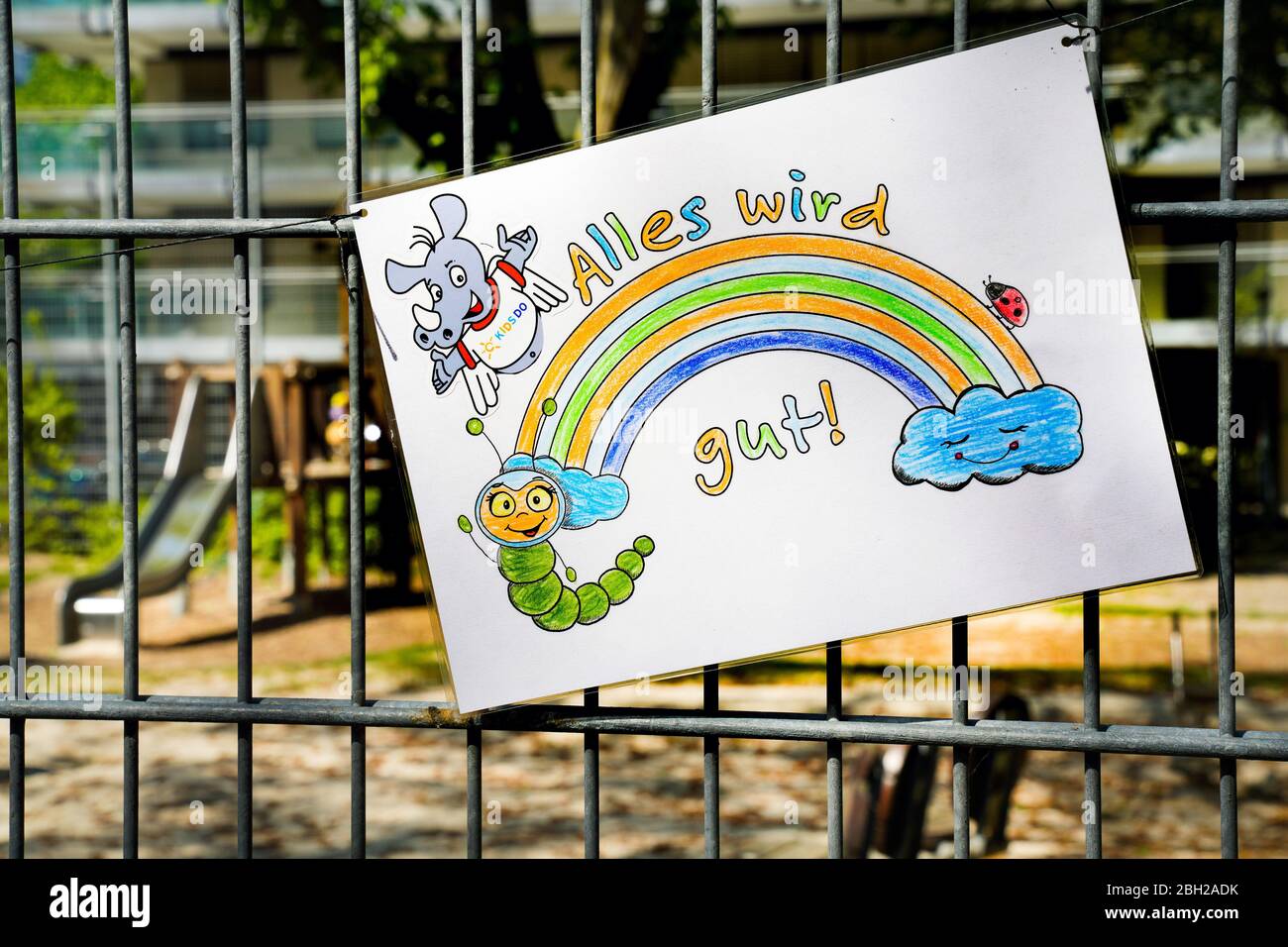 Dortmund, 23.04.2020: Von Kindern gemaltes Plakat mit der Aufschrift 'Alles wird gut' hängt am Zaun eines Kinderspielplatzes, der wegen der Gefahr vor Ansteckung mit dem Corona-Virus Covid-19 gesperrt ist. --- Dortmund, Germania, 23 aprile 2020: Poster dipinto da bambini con l'iscrizione 'tutto sarà bene' appende sulla recinzione di un parco giochi per bambini, che è bloccato a causa del rischio di infezione con il Corona Virus Covid-19, SARD-cov-2 Foto Stock