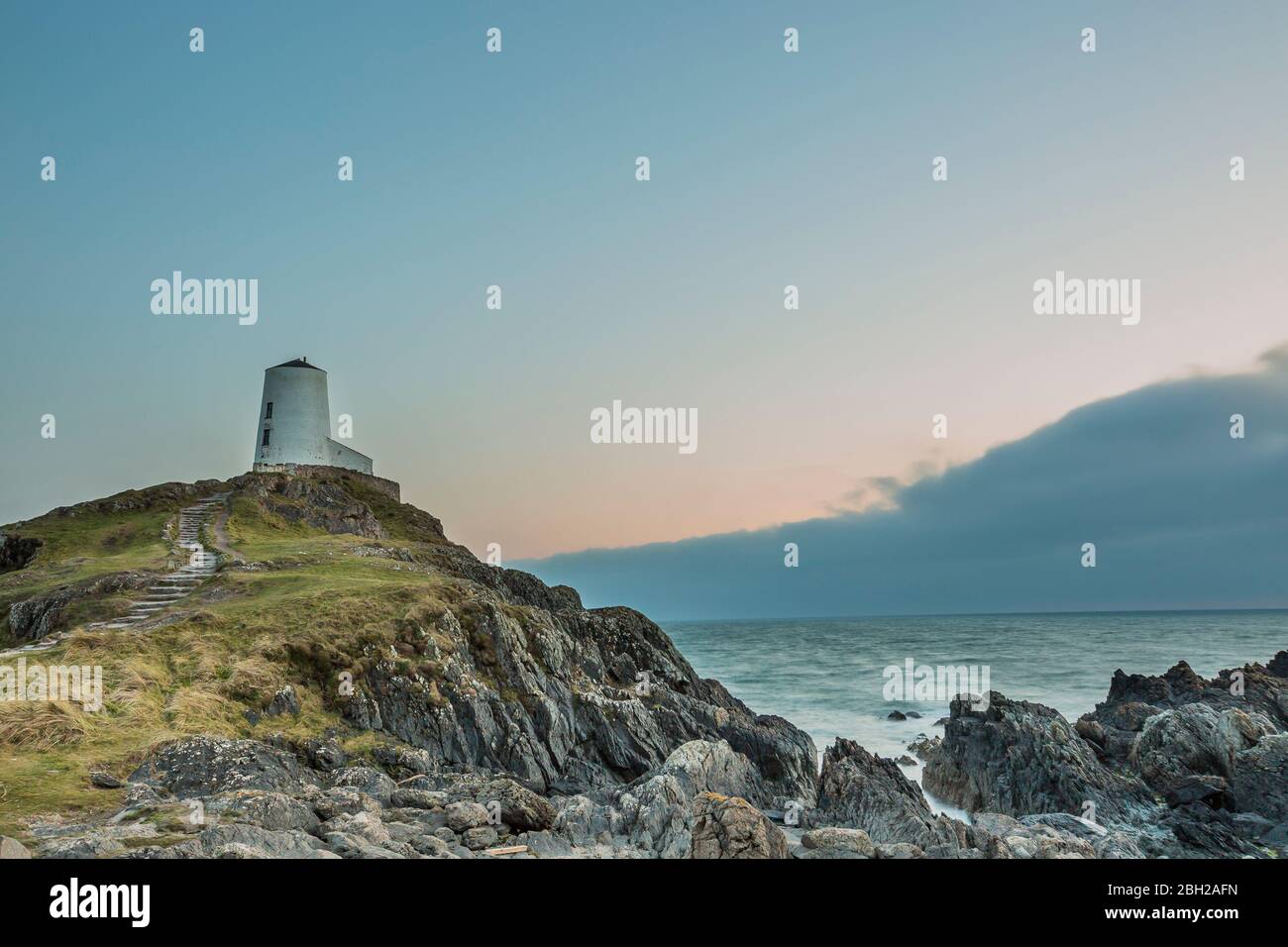 Faro TWR Mawr, Ynys Llanddwyn, Anglesey, Galles del Nord. Paesaggio del Regno Unito, tramonto in prima serata (isola di Llanddwyn). Foto Stock