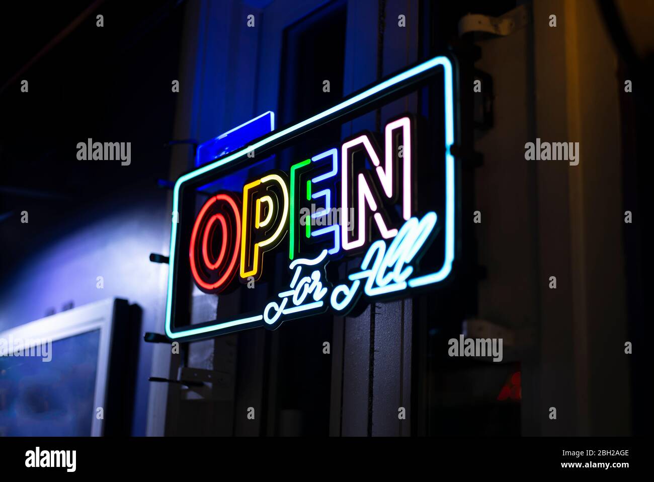 USA, New York City, Neon segno dicendo aperto Foto Stock