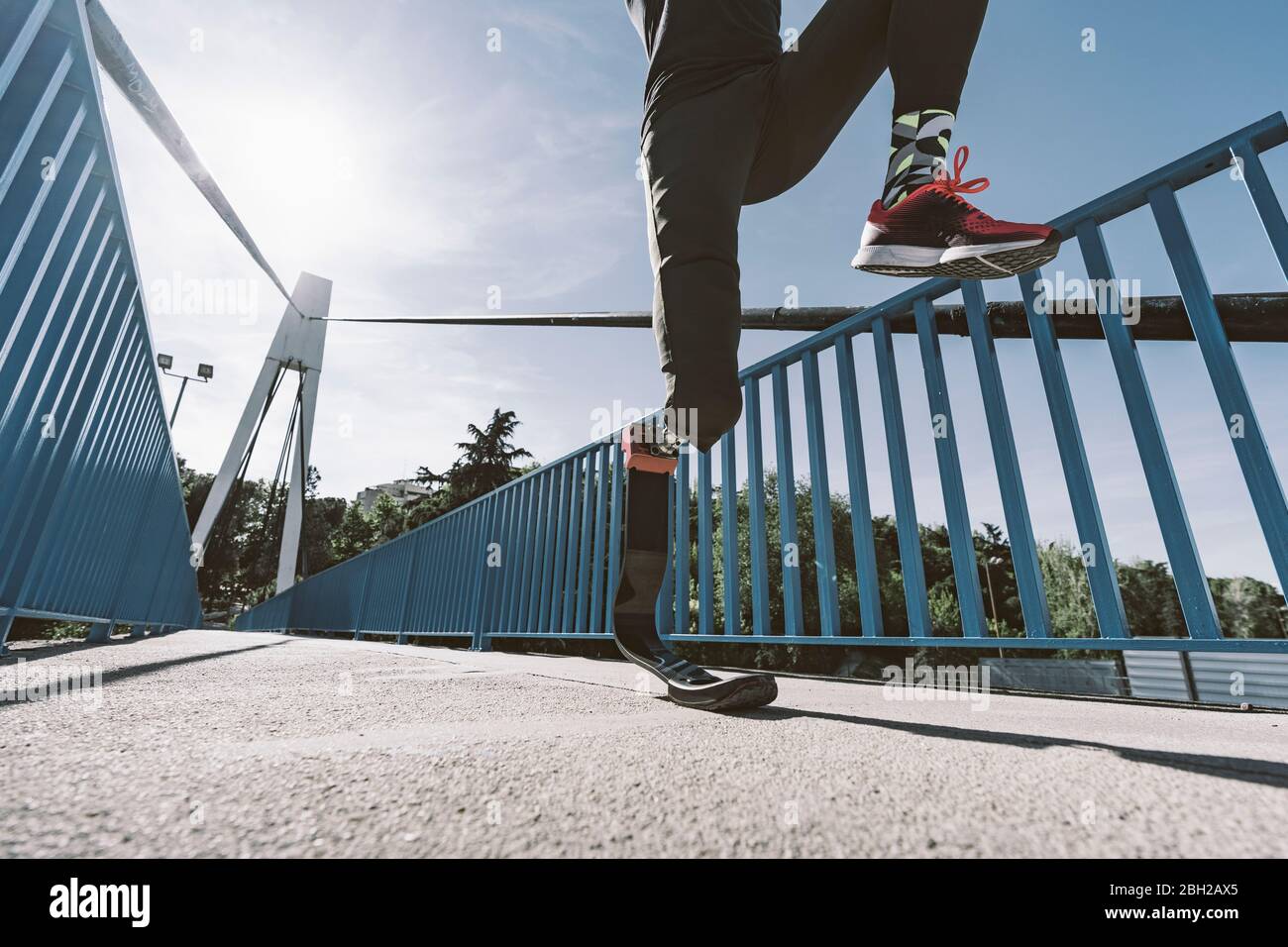 Sezione bassa dell'atleta disabile con protesi delle gambe che corrono su un ponte Foto Stock