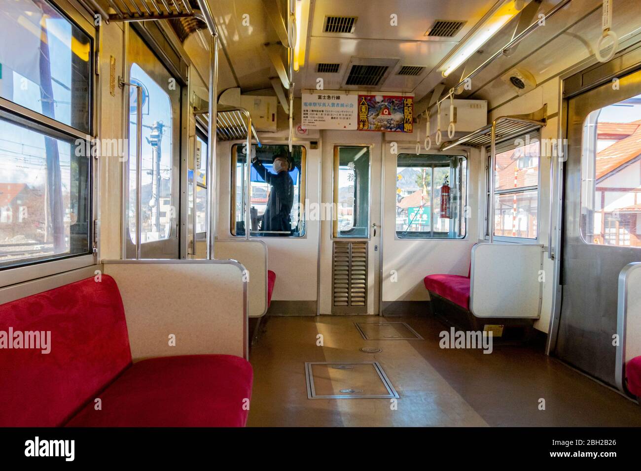 Il pilota del treno sta controllando il suo abitacolo per controllare il treno alla stazione Kawaguchiko Kawaguchiko, Giappone, febbraio 9,2020 Foto Stock